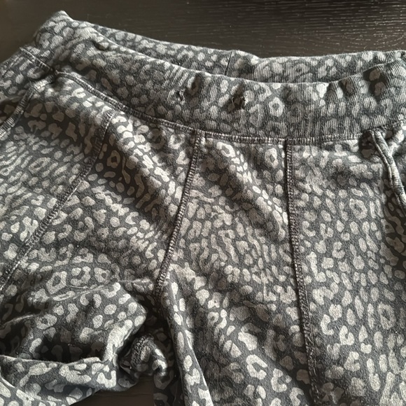 Sundays Women’s 1 Jogger Sweatpants Cheetah Leopard Print Zip Up Hems Elastic - Picture 8 of 9